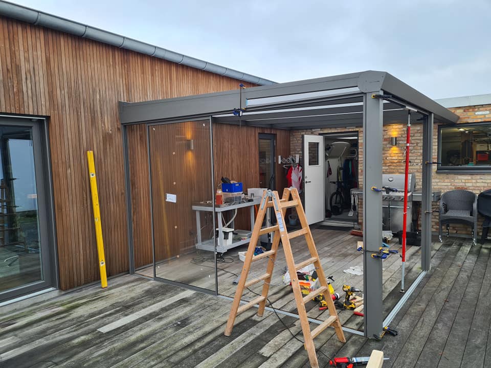 Opførelse af moderne glasoverdækning på terrasse