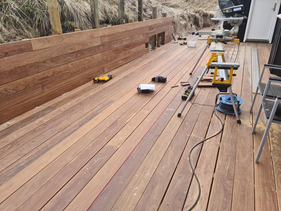 Opførelse af træterrasse med værktøj og materialer