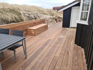 Træterrasse ved sommerhus med bænk og bord