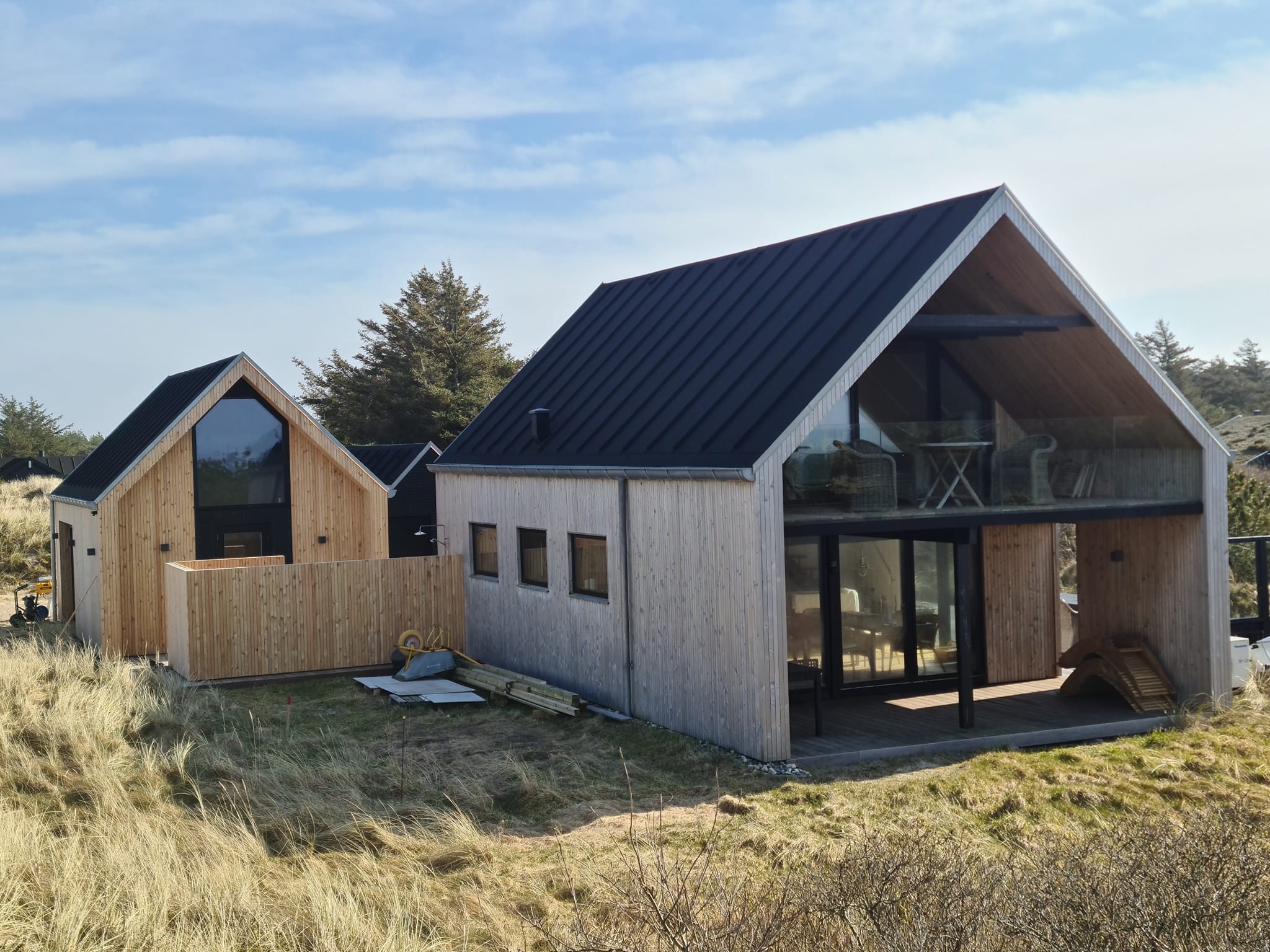 Moderne sommerhus i træ med sort tag