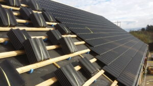 Taglægning med sorte tagsten på hus